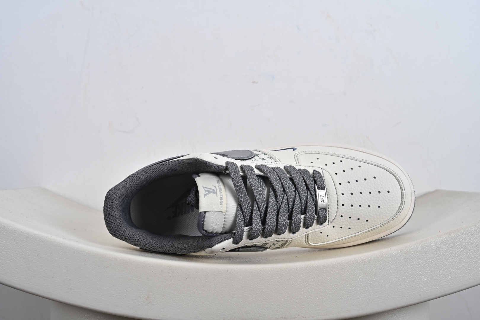 240 定制版 Nike Air Force 1'07 Low LV联名 印花米灰勾 空军一号低帮休闲板鞋 HH7518-079