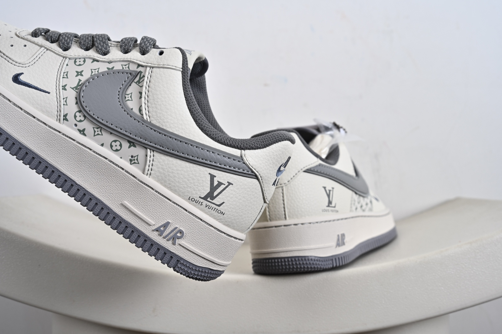 240 定制版 Nike Air Force 1'07 Low LV联名 印花米灰勾 空军一号低帮休闲板鞋 HH7518-079
