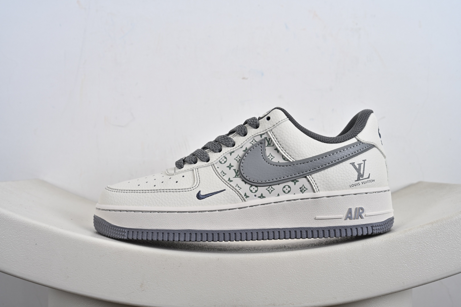 240 定制版 Nike Air Force 1'07 Low LV联名 印花米灰勾 空军一号低帮休闲板鞋 HH7518-079