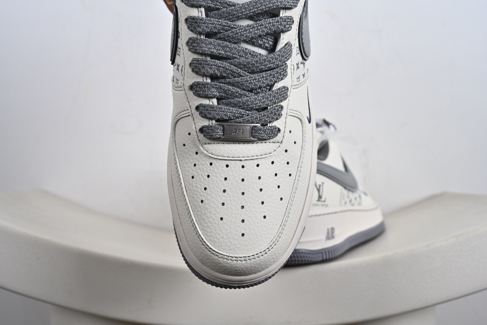 240 定制版 Nike Air Force 1'07 Low LV联名 印花米灰勾 空军一号低帮休闲板鞋 HH7518-079