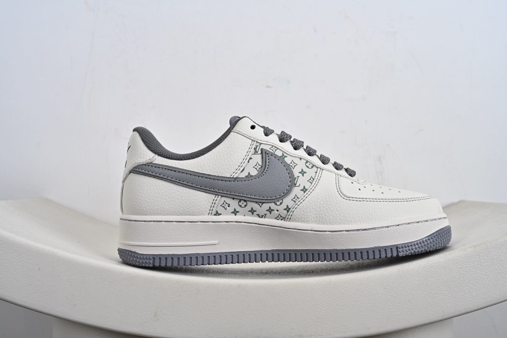 240 定制版 Nike Air Force 1'07 Low LV联名 印花米灰勾 空军一号低帮休闲板鞋 HH7518-079