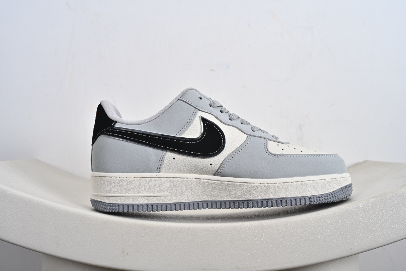 240 定制版 Stussy x Nike Air Force 1 Low 斯图西 x 耐克 高端定制空军一号 低帮 联名灰白黑 DK0188-085