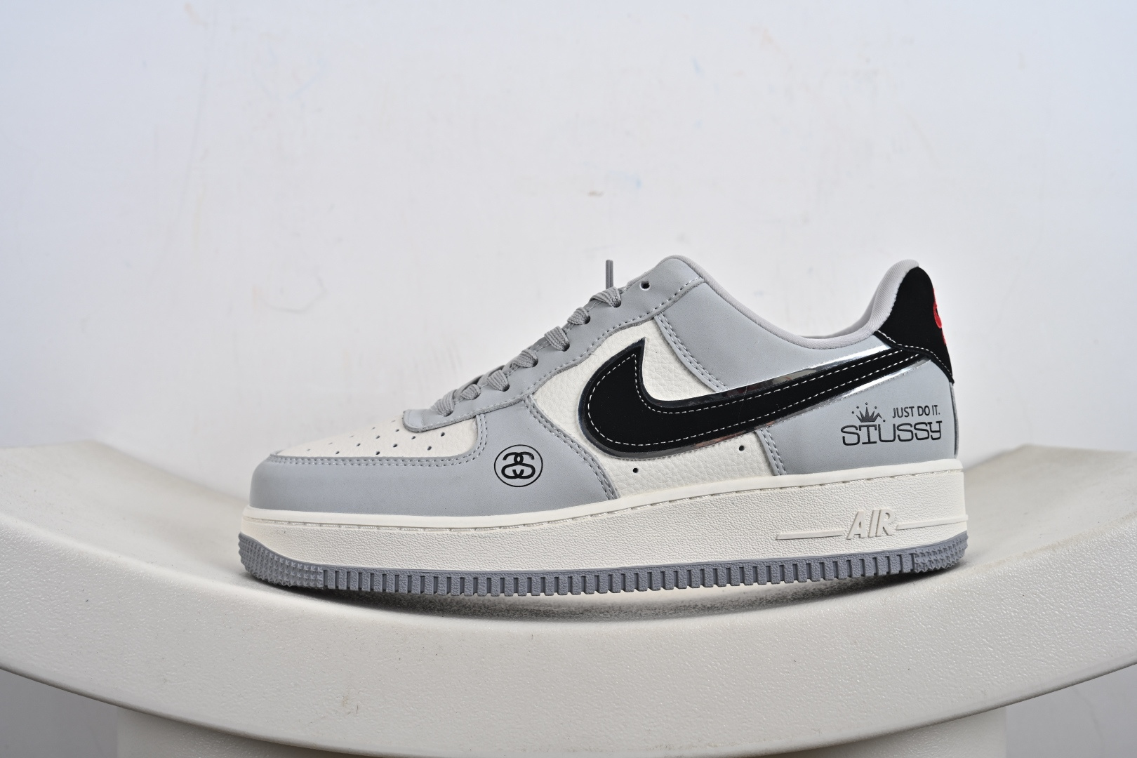240 定制版 Stussy x Nike Air Force 1 Low 斯图西 x 耐克 高端定制空军一号 低帮 联名灰白黑 DK0188-085