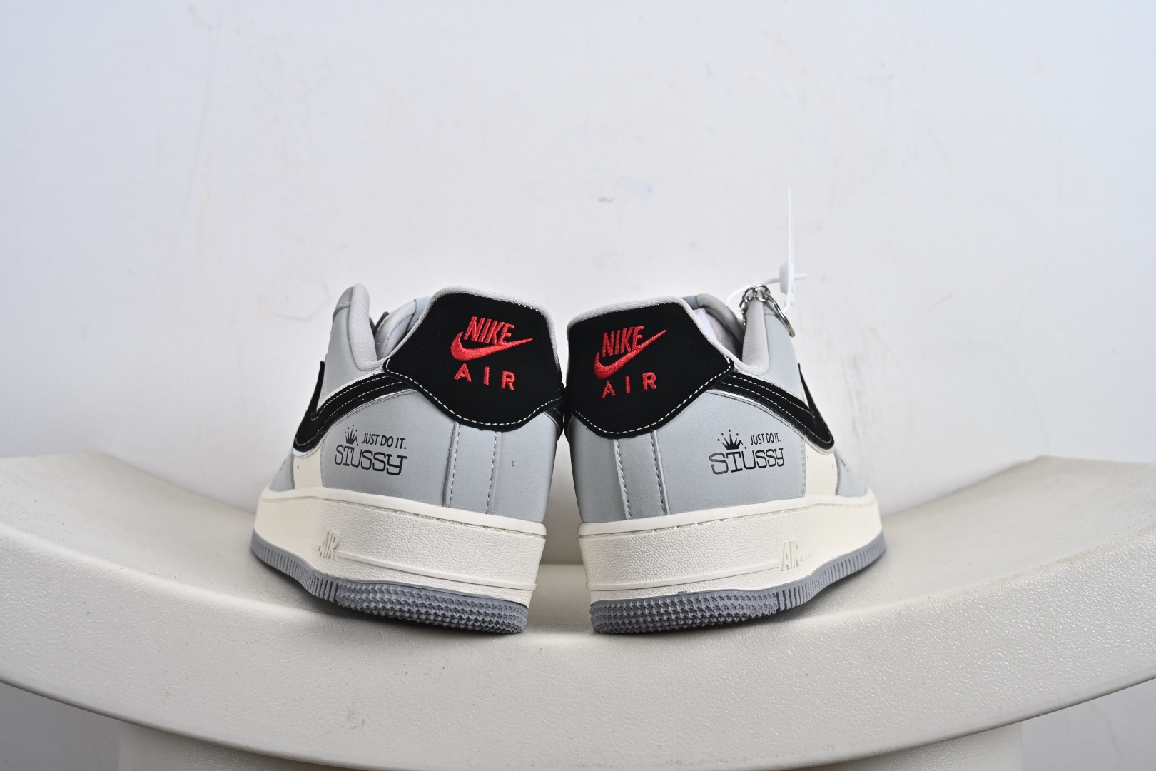 240 定制版 Stussy x Nike Air Force 1 Low 斯图西 x 耐克 高端定制空军一号 低帮 联名灰白黑 DK0188-085