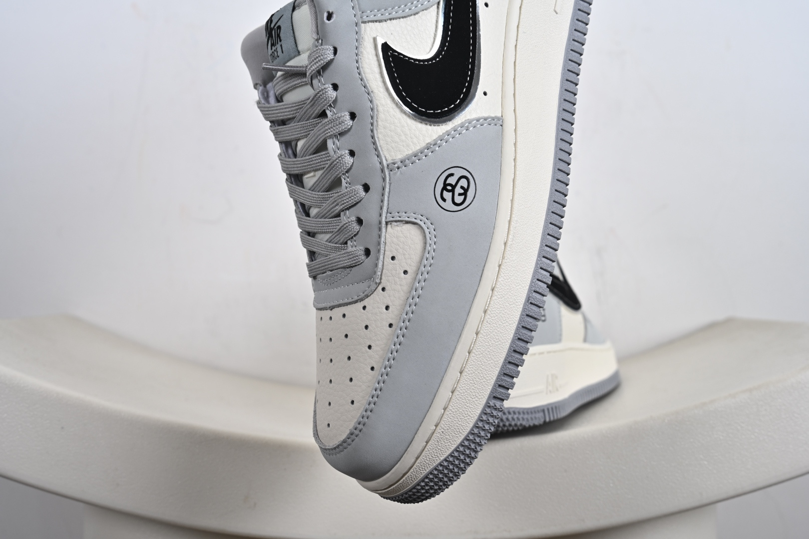 240 定制版 Stussy x Nike Air Force 1 Low 斯图西 x 耐克 高端定制空军一号 低帮 联名灰白黑 DK0188-085