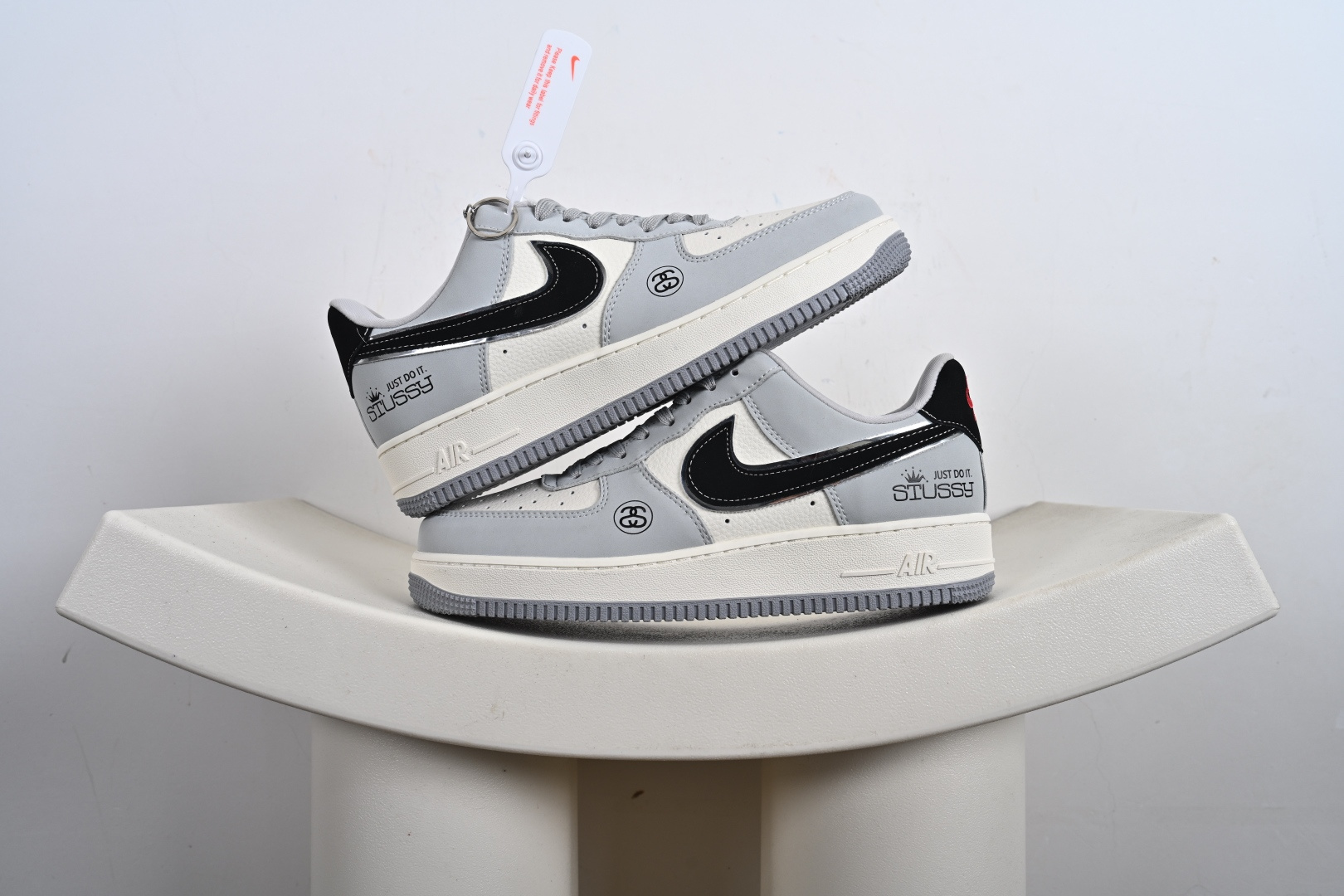240 定制版 Stussy x Nike Air Force 1 Low 斯图西 x 耐克 高端定制空军一号 低帮 联名灰白黑 DK0188-085