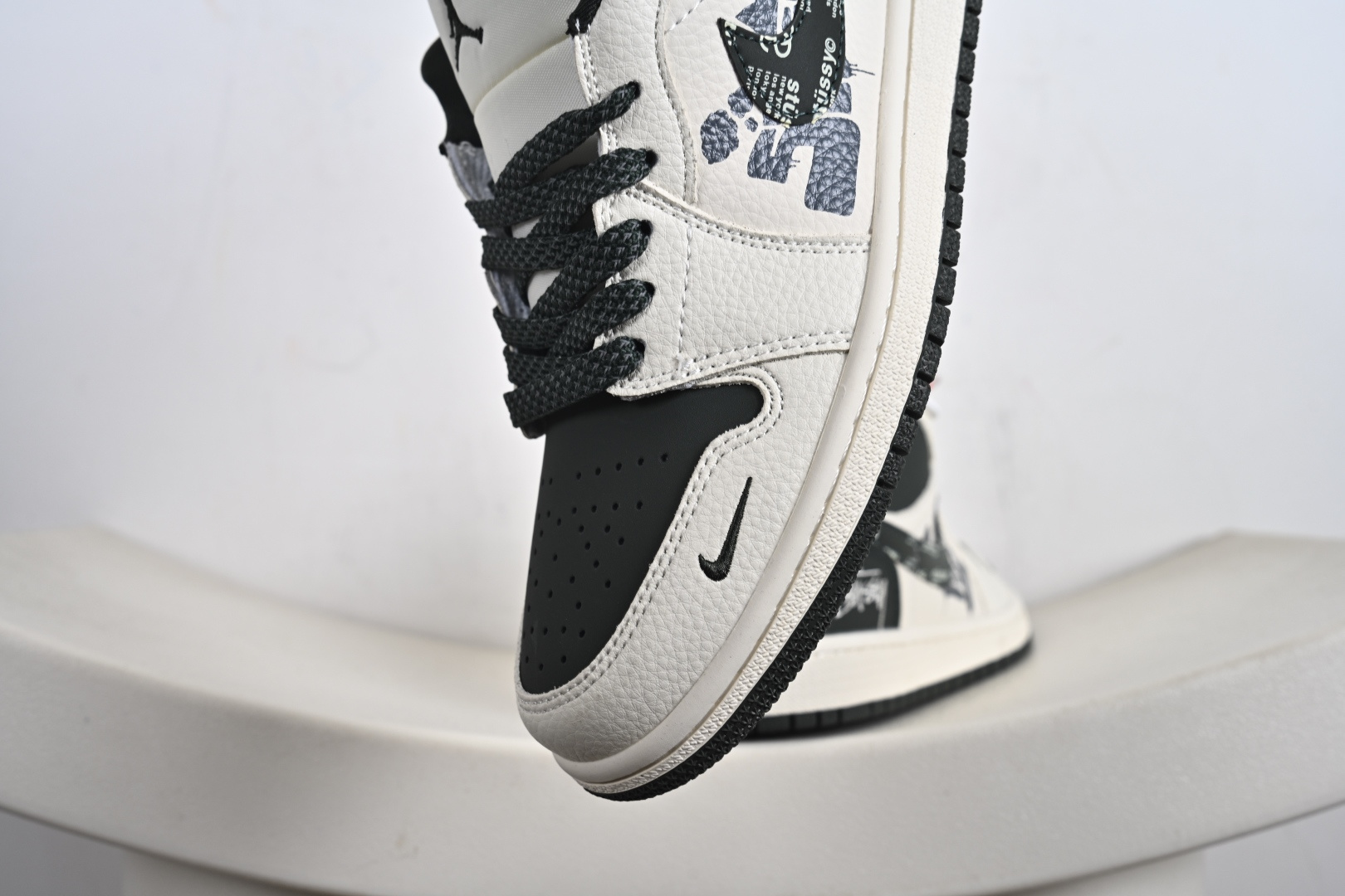 260 高端定制Air Jordan 1 Low AJ1 乔1 “斯图西联名---米白灰绿 斯图西印花”高端定制 低帮复古篮球鞋 QD1988-002