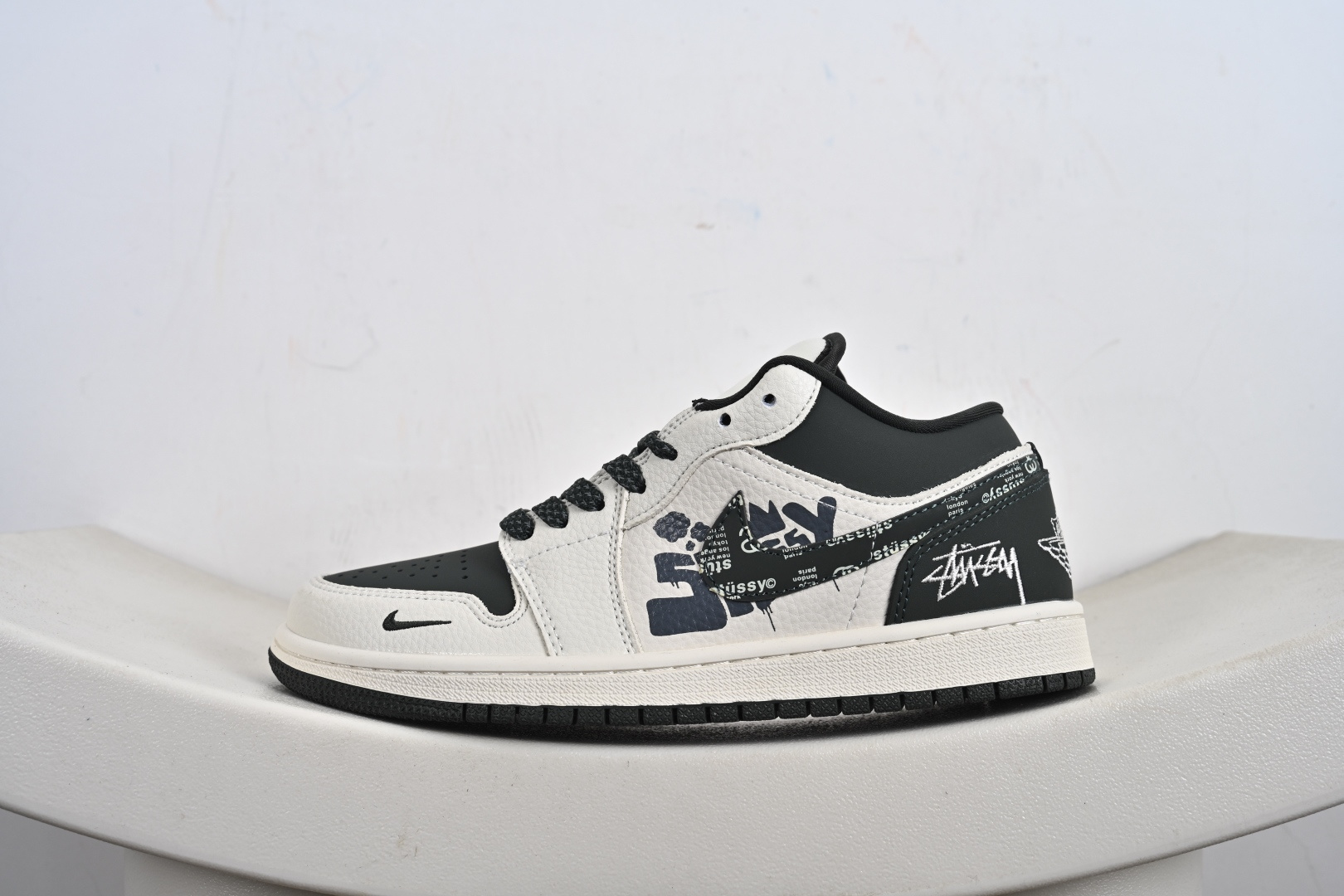 260 高端定制Air Jordan 1 Low AJ1 乔1 “斯图西联名---米白灰绿 斯图西印花”高端定制 低帮复古篮球鞋 QD1988-002