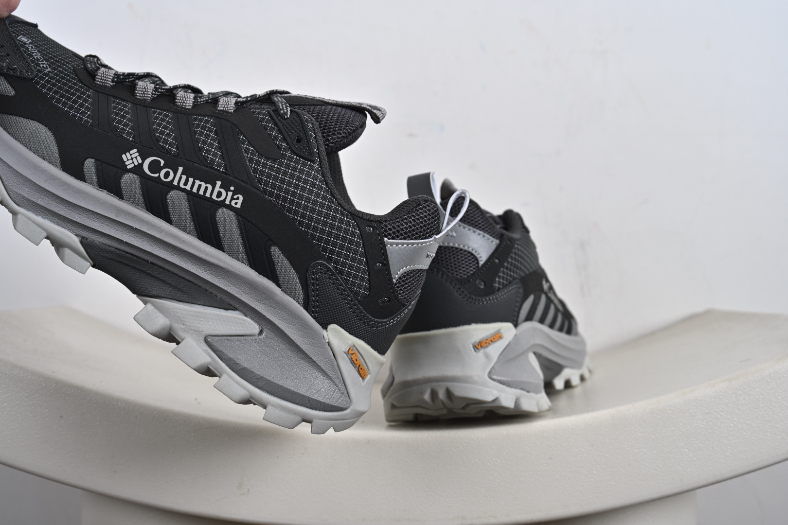 240 Columbia 哥伦比亚户外登山鞋休闲鞋户外越野徒步鞋