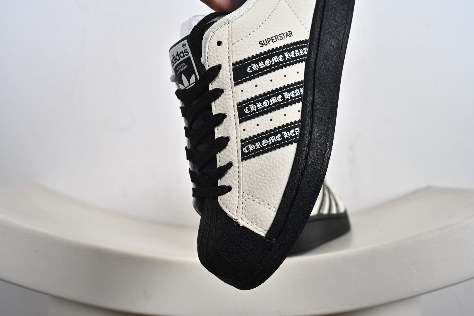 220 高端定制adidas Superstar “克罗心联名- 白黑”延续经典贝壳头 DS0025