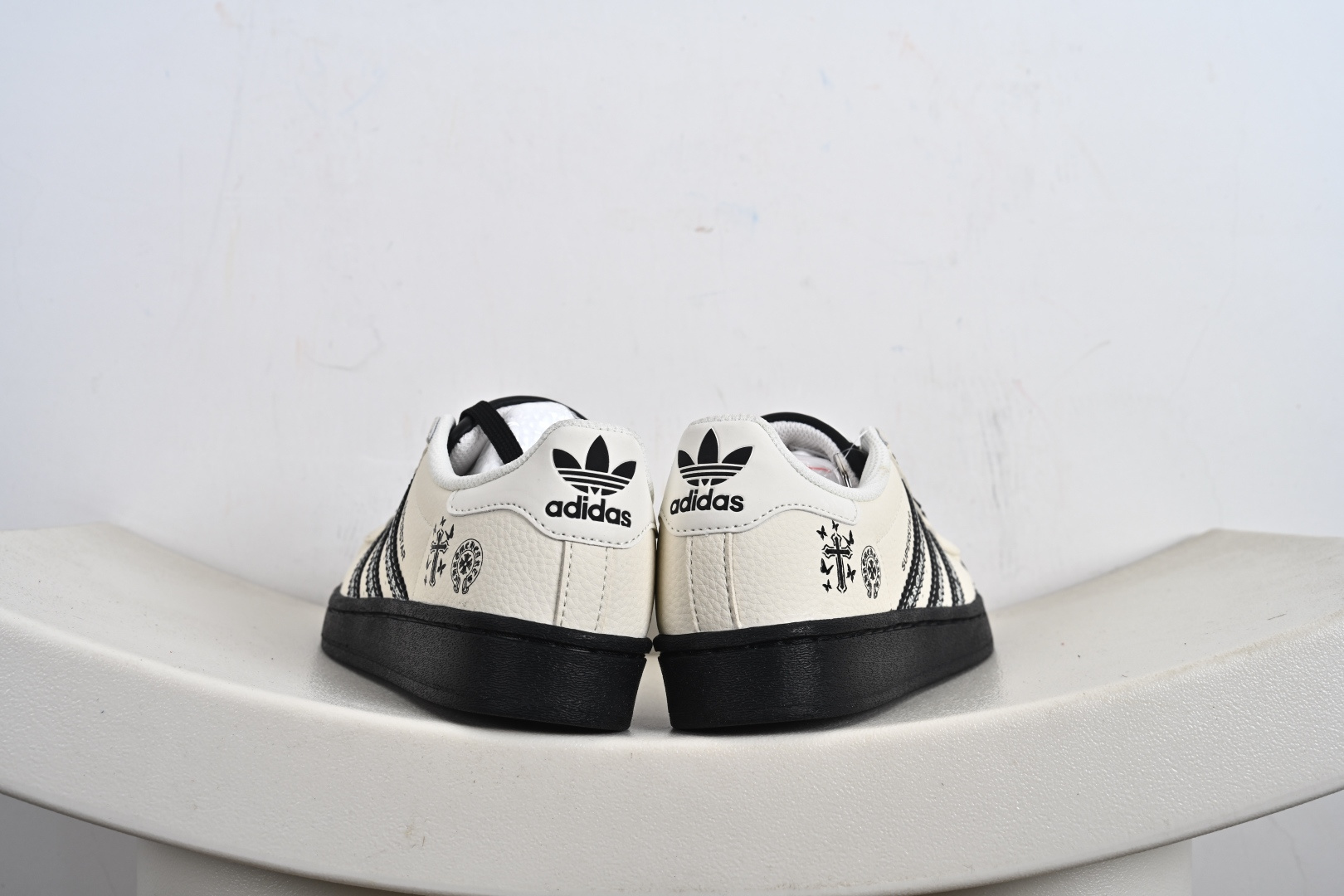220 高端定制adidas Superstar “克罗心联名- 白黑”延续经典贝壳头 DS0025