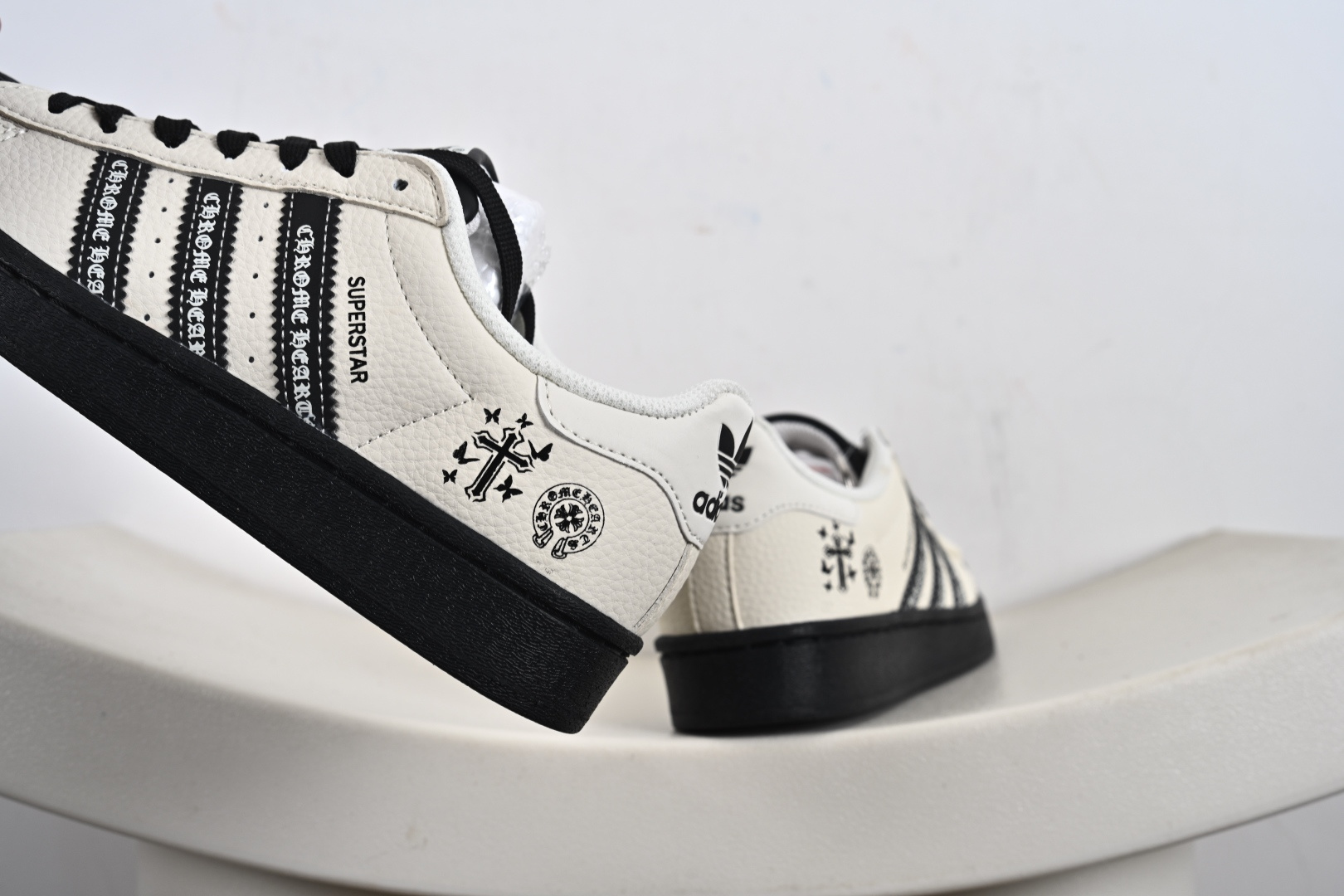 220 高端定制adidas Superstar “克罗心联名- 白黑”延续经典贝壳头 DS0025