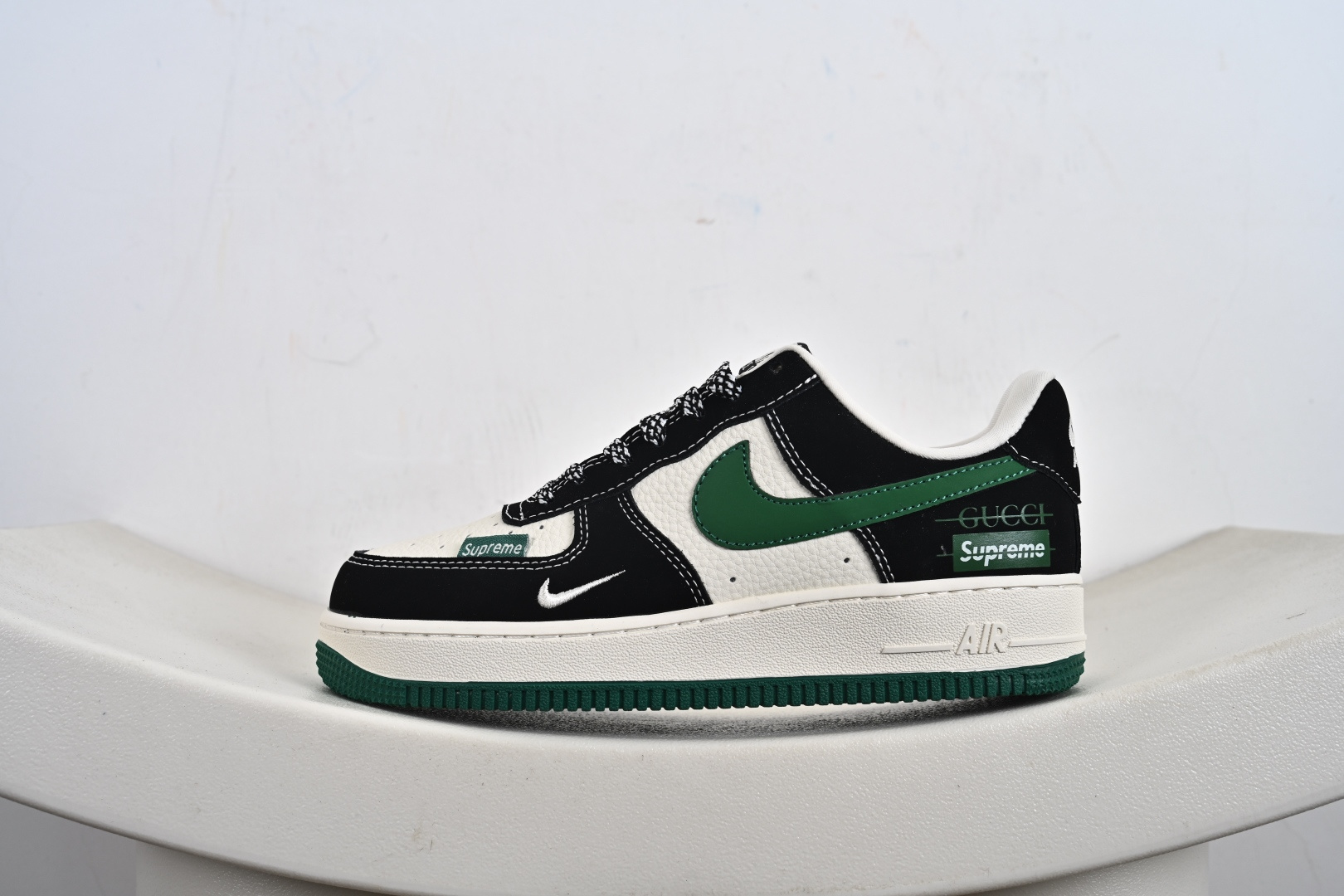 240 Nike Air Force 1 '07 Low “古驰联名Supreme联名——米黑绿”空军一号 高端定制 低帮 运动鞋 休闲鞋 KJ1688-017-Chinese UA Cheap High Quatity Brand Clothes Bags handbags Sneakers wholesale wholesaler seller from China Factory suppliers Fashion Clothing Shoes best Quality Beautiful Price 240 Nike Air Force 1 '07 Low “古驰联名Supreme联名——米黑绿”空军一号 高端定制 低帮 运动鞋 休闲鞋 KJ1688-017