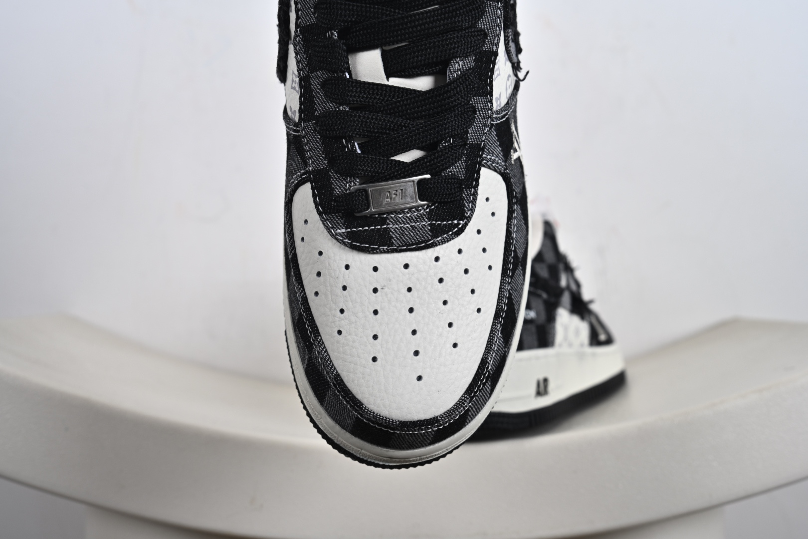 240 定制版 Nike Air Force 1'07 Low LV联名 白黑 空军一号低帮休闲板鞋 YF9511-817