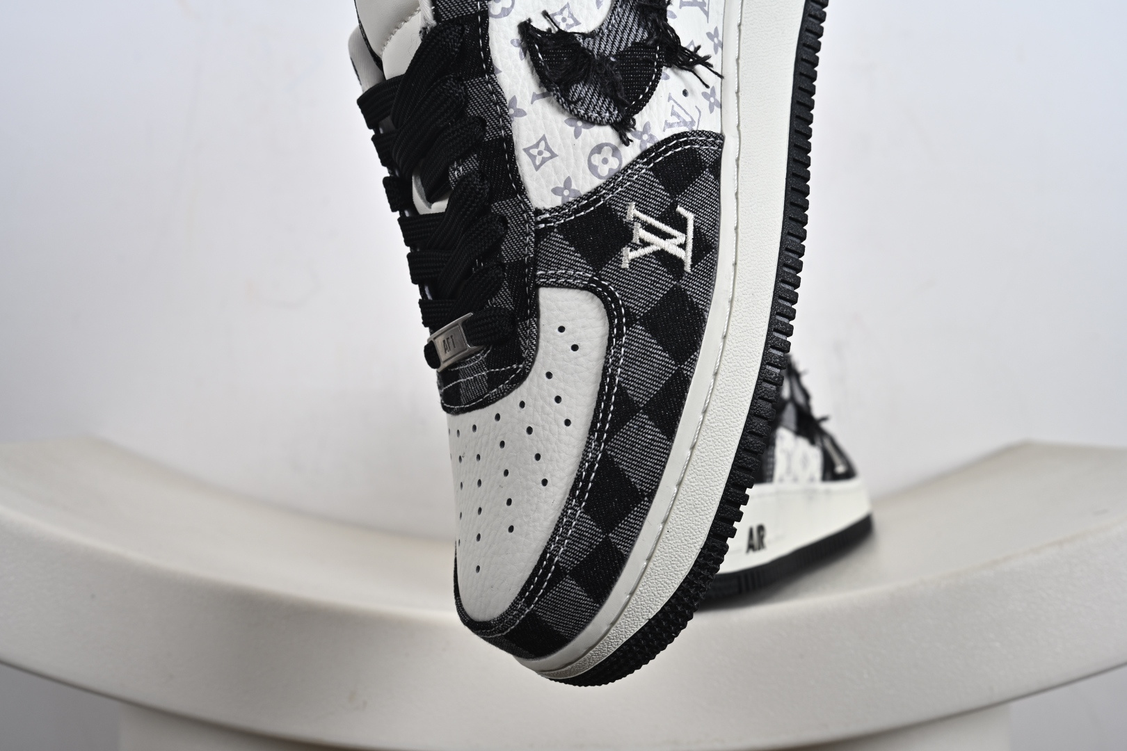 240 定制版 Nike Air Force 1'07 Low LV联名 白黑 空军一号低帮休闲板鞋 YF9511-817