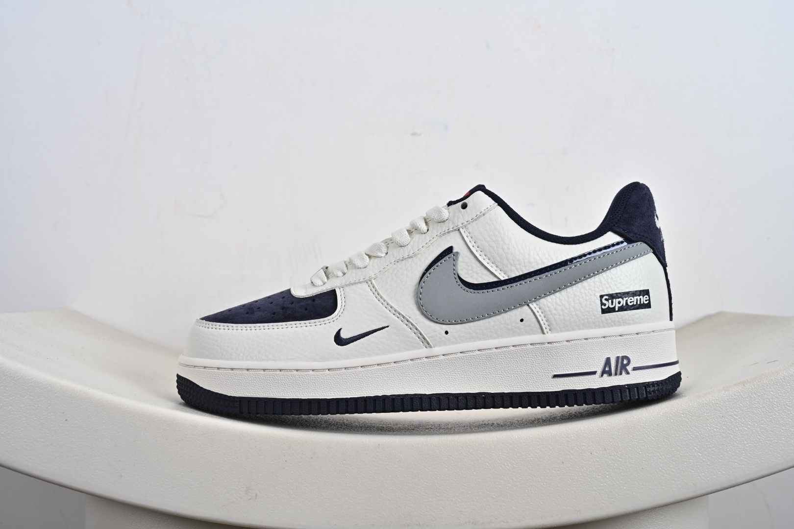 240 定制版 Nike Air Force 1 '07 Low “superme联名---米白蓝猪八双钩 ” 高端定制 低帮休闲板鞋 KX2532-504