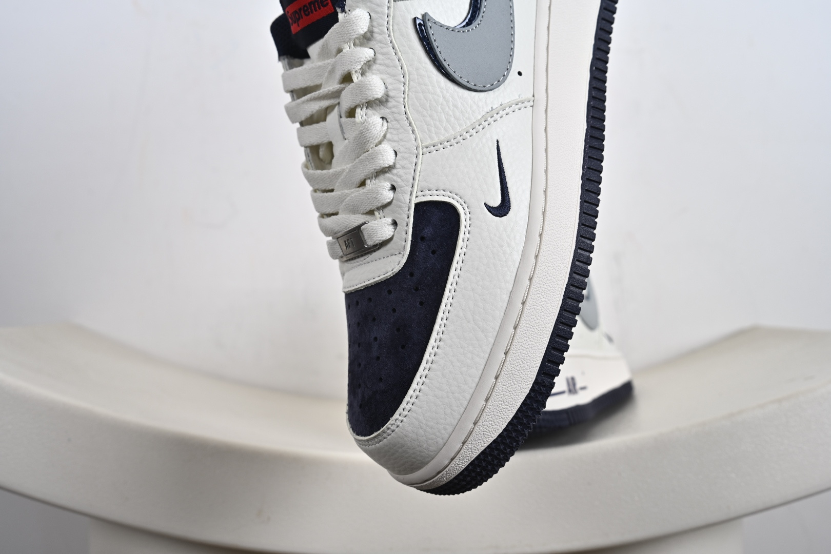 240 定制版 Nike Air Force 1 '07 Low “superme联名---米白蓝猪八双钩 ” 高端定制 低帮休闲板鞋 KX2532-504