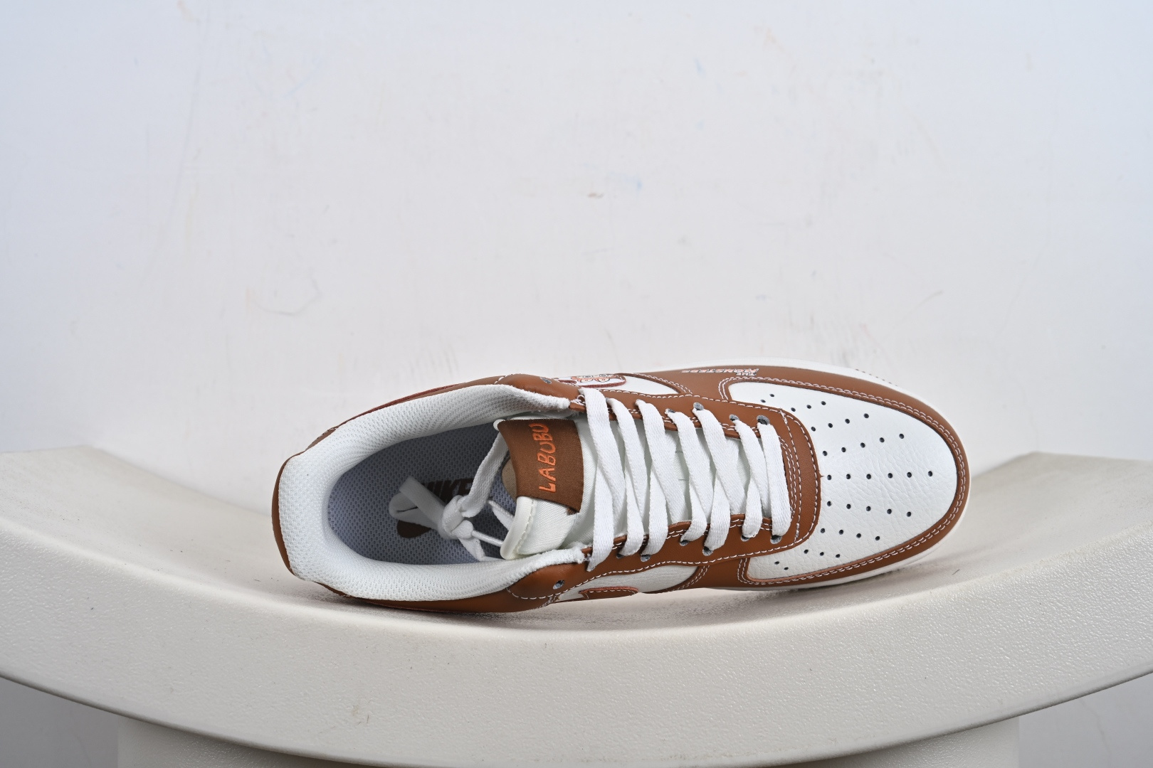 240 定制版 Air Force 1 '07 Low “栗色涂鸦拉布布”空军一号 低帮 运动鞋 休闲鞋 KJ5188-003-Chinese UA Cheap High Quatity Brand Clothes Bags handbags Sneakers wholesale wholesaler seller from China Factory suppliers Fashion Clothing Shoes best Quality Beautiful Price 240 定制版 Air Force 1 '07 Low “栗色涂鸦拉布布”空军一号 低帮 运动鞋 休闲鞋 KJ5188-003