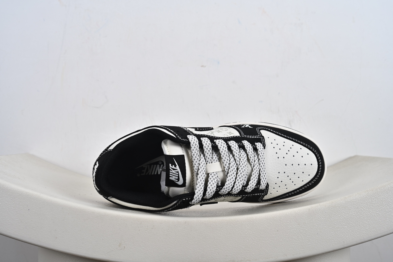 260 定制版 NK SB Dunk Low“联名——黑白印花” 周年高端定制 低帮休闲板鞋 CS1688-111