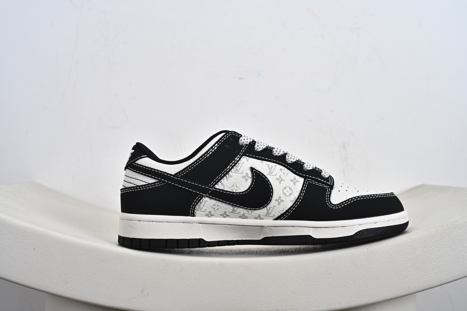 260 定制版 NK SB Dunk Low“联名——黑白印花” 周年高端定制 低帮休闲板鞋 CS1688-111