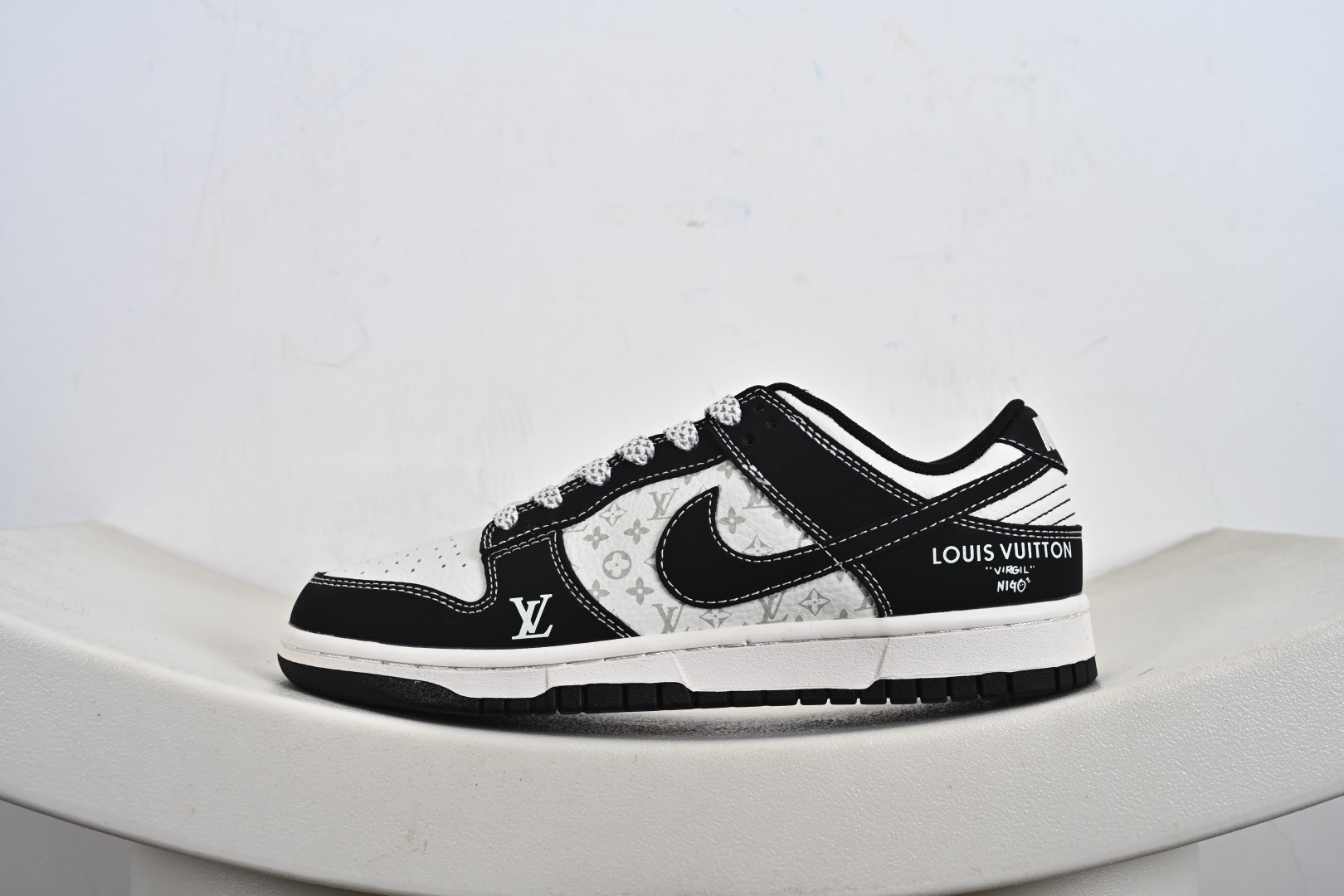 260 定制版 NK SB Dunk Low“联名——黑白印花” 周年高端定制 低帮休闲板鞋 CS1688-111