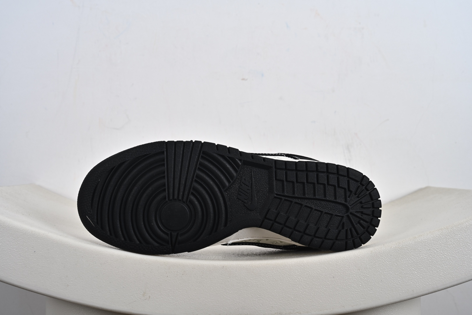 260 定制版 NK SB Dunk Low“联名——黑白印花” 周年高端定制 低帮休闲板鞋 CS1688-111