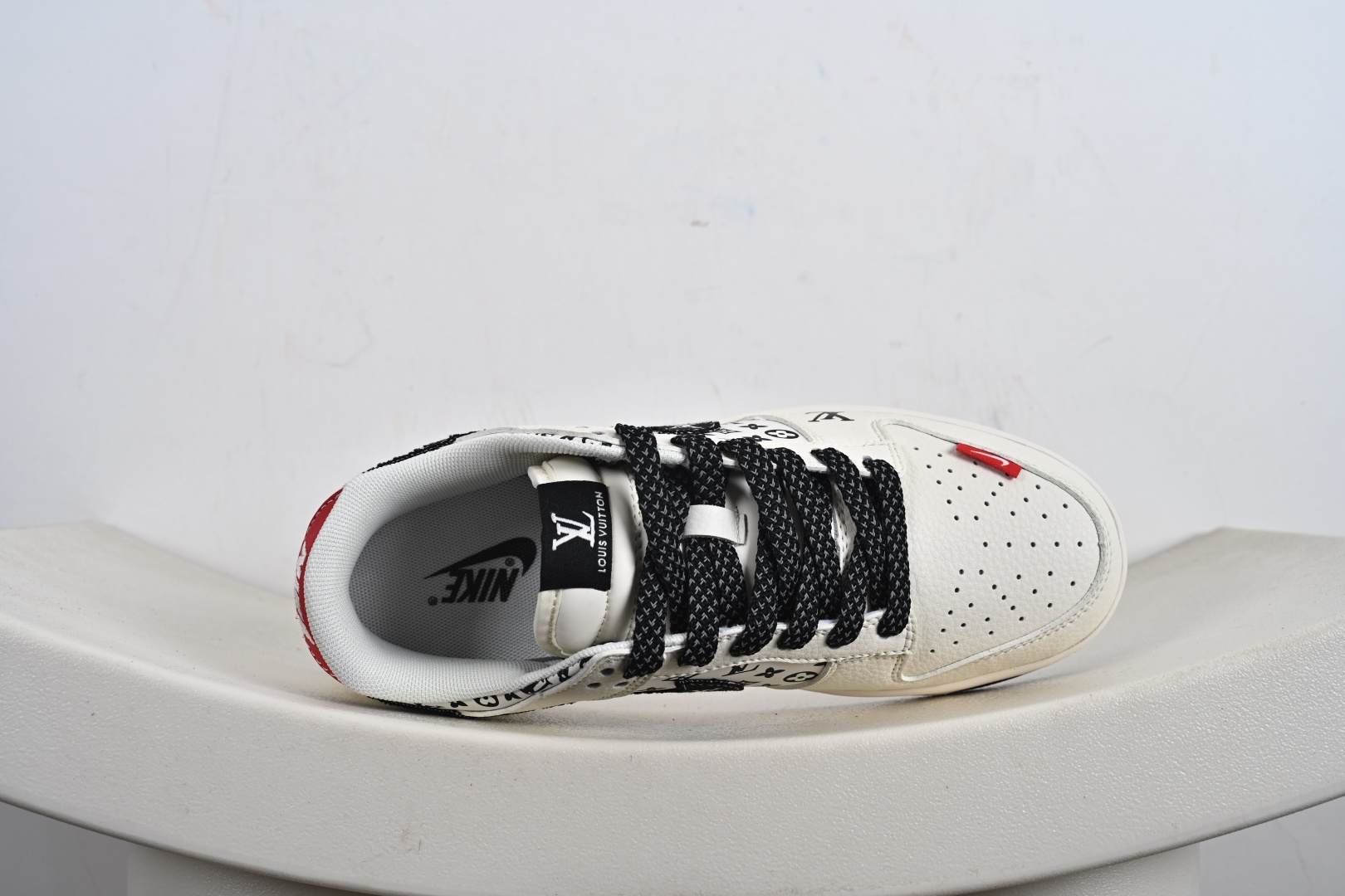 Louis Vuitton x Nike Dunk Low 米黑红印花 HT5088-607-莆田鞋,莆田鞋货源,高仿鞋,高仿鞋货源,安福档口,莆田高仿鞋,莆田鞋批发,高仿鞋批发,莆田高仿运动鞋,高仿运动鞋,莆田运动鞋 Louis Vuitton x Nike Dunk Low 米黑红印花 HT5088-607