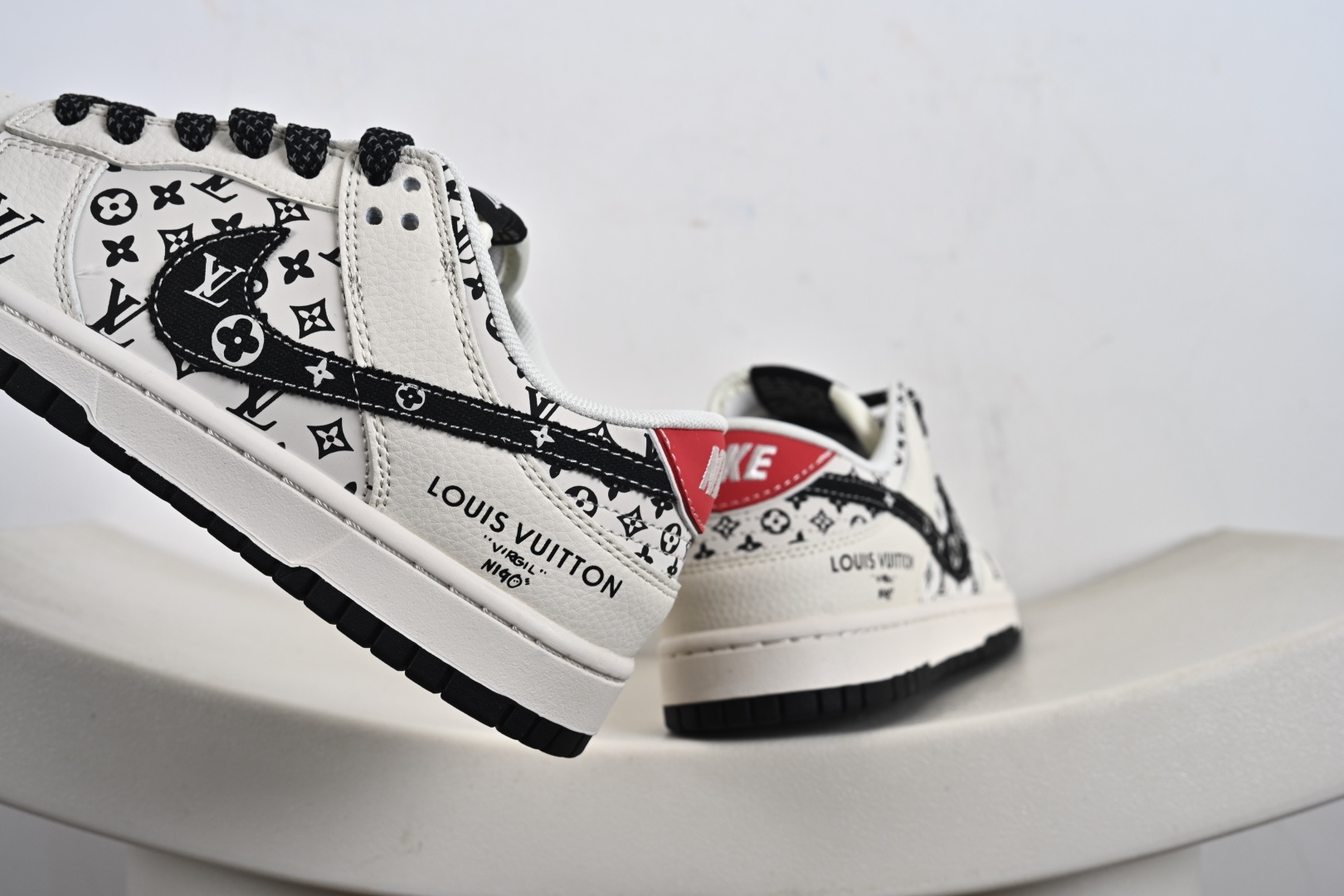 Louis Vuitton x Nike Dunk Low 米黑红印花 HT5088-607-莆田鞋,莆田鞋货源,高仿鞋,高仿鞋货源,安福档口,莆田高仿鞋,莆田鞋批发,高仿鞋批发,莆田高仿运动鞋,高仿运动鞋,莆田运动鞋 Louis Vuitton x Nike Dunk Low 米黑红印花 HT5088-607