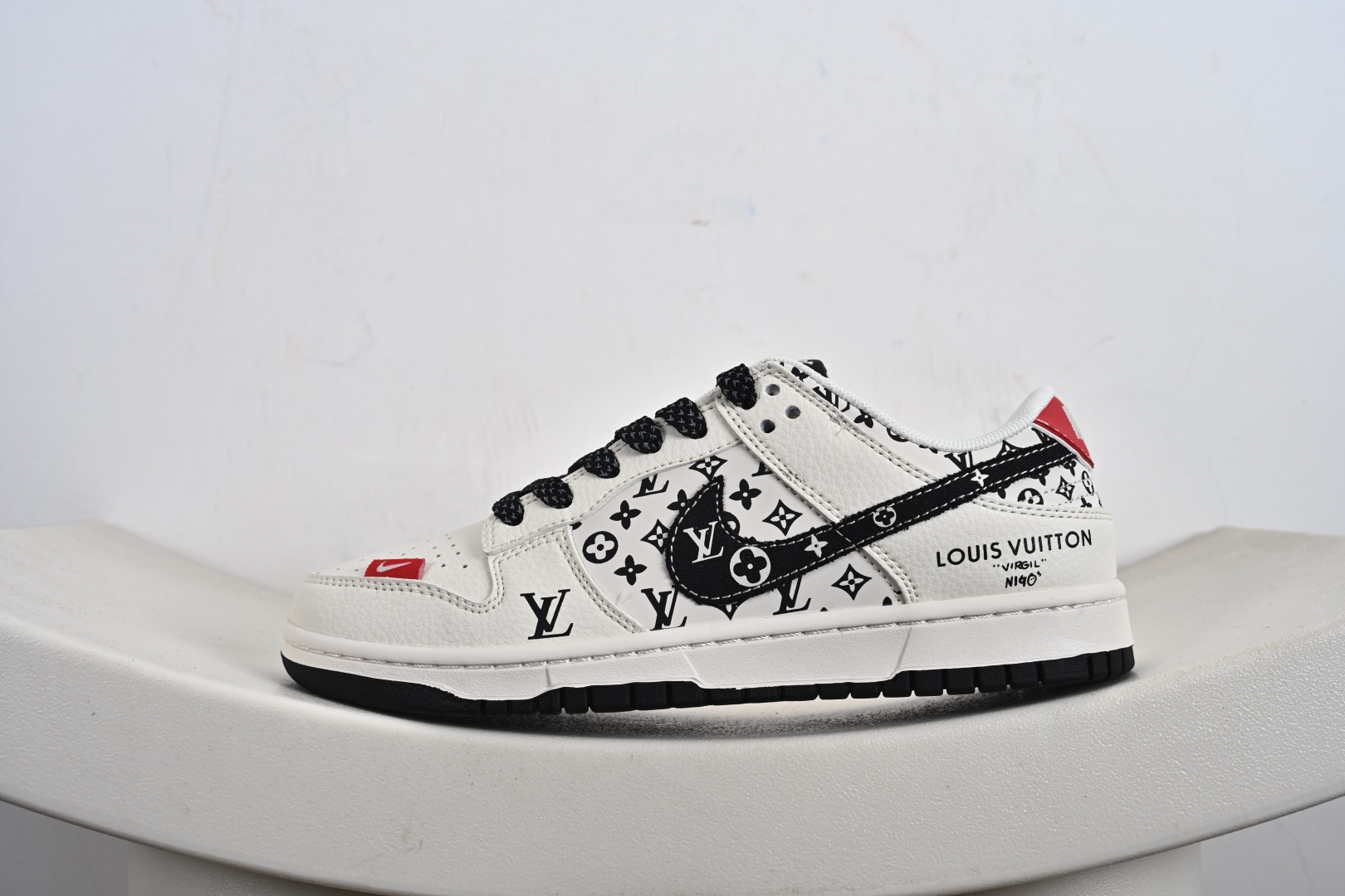 Louis Vuitton x Nike Dunk Low 米黑红印花 HT5088-607-莆田鞋,莆田鞋货源,高仿鞋,高仿鞋货源,安福档口,莆田高仿鞋,莆田鞋批发,高仿鞋批发,莆田高仿运动鞋,高仿运动鞋,莆田运动鞋 Louis Vuitton x Nike Dunk Low 米黑红印花 HT5088-607