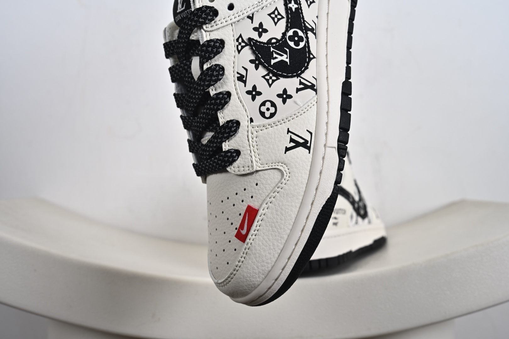 Louis Vuitton x Nike Dunk Low 米黑红印花 HT5088-607-莆田鞋,莆田鞋货源,高仿鞋,高仿鞋货源,安福档口,莆田高仿鞋,莆田鞋批发,高仿鞋批发,莆田高仿运动鞋,高仿运动鞋,莆田运动鞋 Louis Vuitton x Nike Dunk Low 米黑红印花 HT5088-607