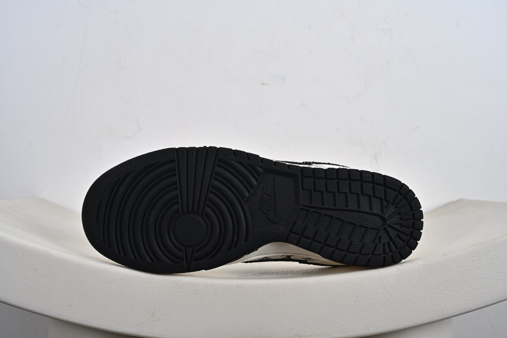 Louis Vuitton x Nike Dunk Low 米黑红印花 HT5088-607-莆田鞋,莆田鞋货源,高仿鞋,高仿鞋货源,安福档口,莆田高仿鞋,莆田鞋批发,高仿鞋批发,莆田高仿运动鞋,高仿运动鞋,莆田运动鞋 Louis Vuitton x Nike Dunk Low 米黑红印花 HT5088-607