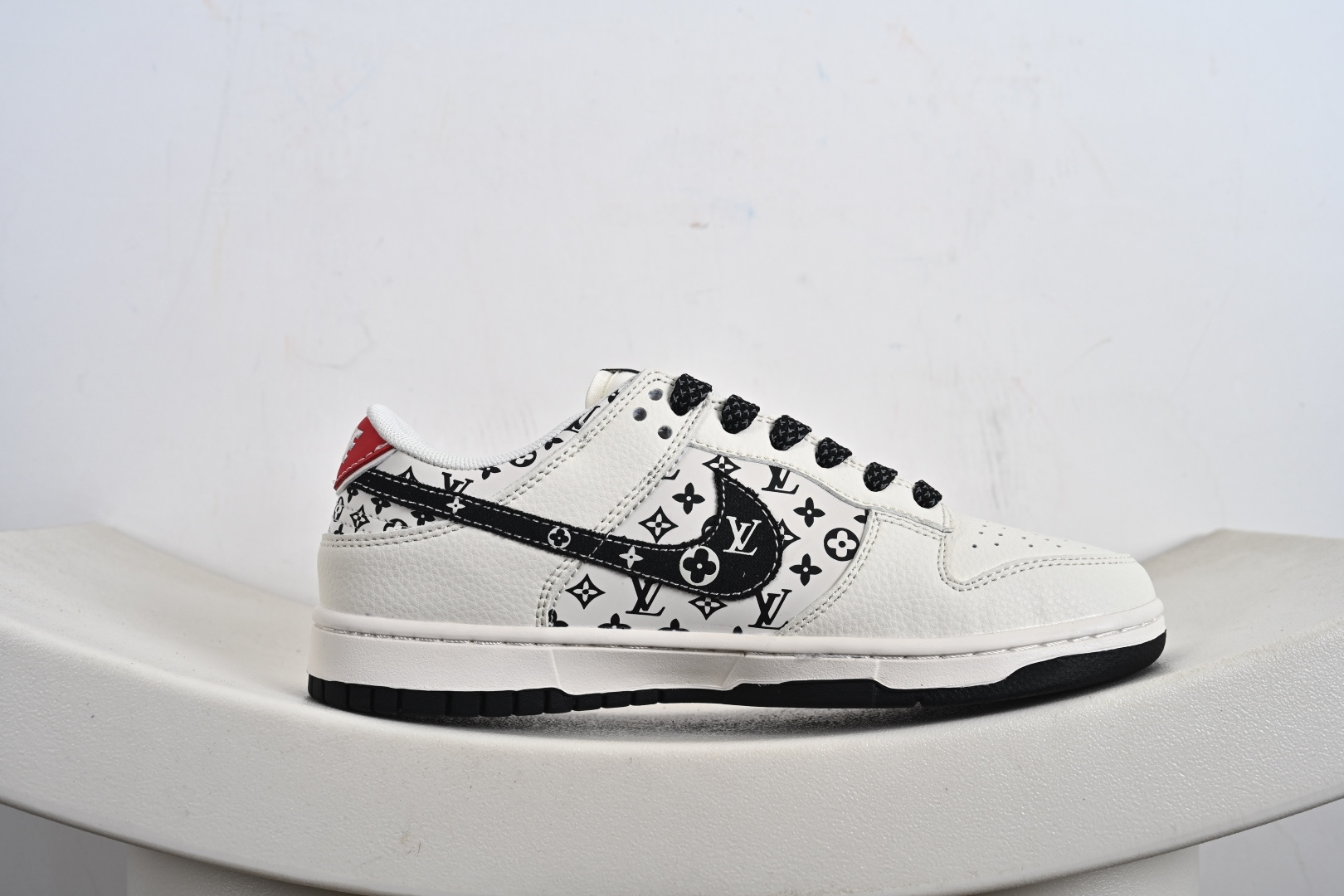 Louis Vuitton x Nike Dunk Low 米黑红印花 HT5088-607-莆田鞋,莆田鞋货源,高仿鞋,高仿鞋货源,安福档口,莆田高仿鞋,莆田鞋批发,高仿鞋批发,莆田高仿运动鞋,高仿运动鞋,莆田运动鞋 Louis Vuitton x Nike Dunk Low 米黑红印花 HT5088-607