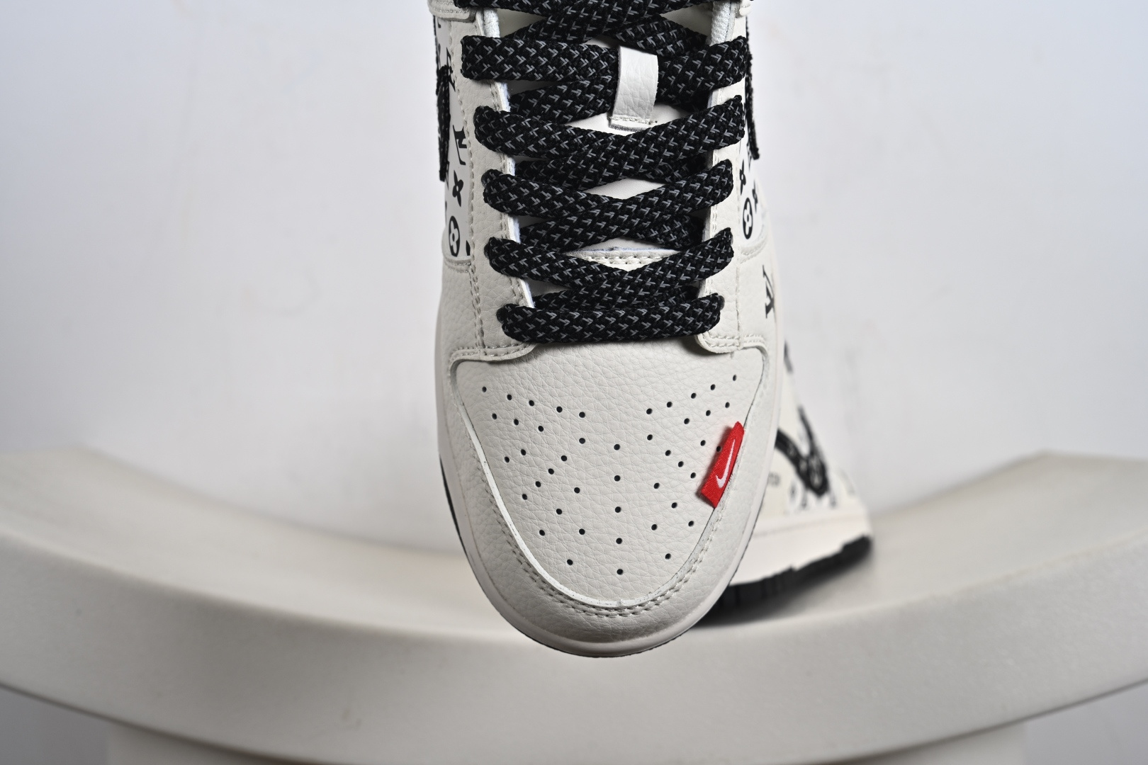 Louis Vuitton x Nike Dunk Low 米黑红印花 HT5088-607-莆田鞋,莆田鞋货源,高仿鞋,高仿鞋货源,安福档口,莆田高仿鞋,莆田鞋批发,高仿鞋批发,莆田高仿运动鞋,高仿运动鞋,莆田运动鞋 Louis Vuitton x Nike Dunk Low 米黑红印花 HT5088-607