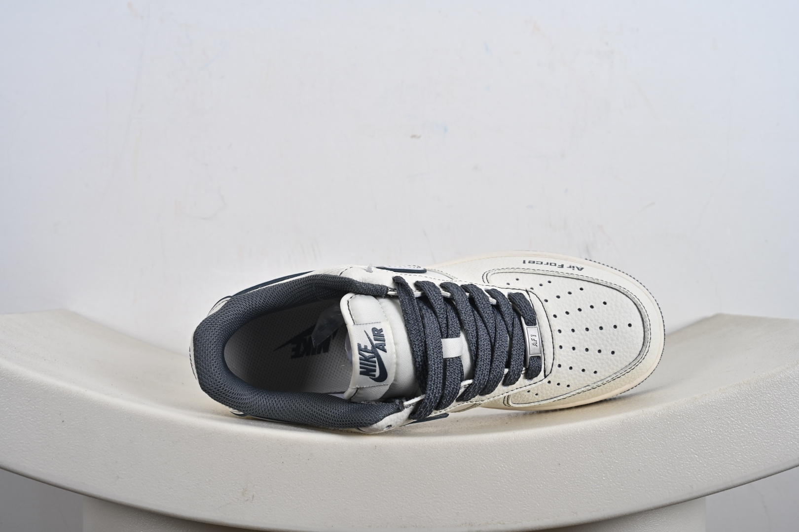 NIke Air Force 1 '07 Low “NIKE——米深灰兔八哥”空军一号 低帮 运动鞋 休闲鞋 JP8028-014-莆田鞋,莆田鞋货源,高仿鞋,高仿鞋货源,安福档口,莆田高仿鞋,莆田鞋批发,高仿鞋批发,莆田高仿运动鞋,高仿运动鞋,莆田运动鞋 NIke Air Force 1 '07 Low “NIKE——米深灰兔八哥”空军一号 低帮 运动鞋 休闲鞋 JP8028-014