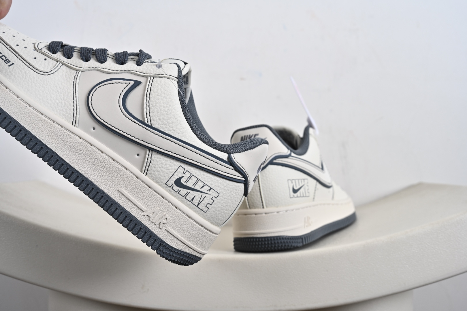 NIke Air Force 1 '07 Low “NIKE——米深灰兔八哥”空军一号 低帮 运动鞋 休闲鞋 JP8028-014-莆田鞋,莆田鞋货源,高仿鞋,高仿鞋货源,安福档口,莆田高仿鞋,莆田鞋批发,高仿鞋批发,莆田高仿运动鞋,高仿运动鞋,莆田运动鞋 NIke Air Force 1 '07 Low “NIKE——米深灰兔八哥”空军一号 低帮 运动鞋 休闲鞋 JP8028-014