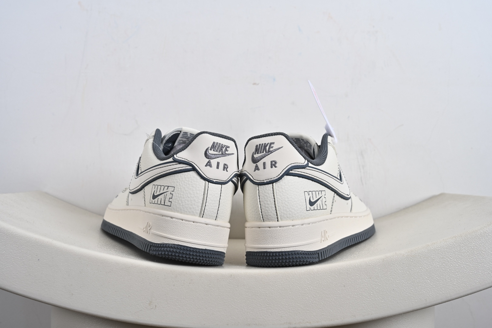 NIke Air Force 1 '07 Low “NIKE——米深灰兔八哥”空军一号 低帮 运动鞋 休闲鞋 JP8028-014-莆田鞋,莆田鞋货源,高仿鞋,高仿鞋货源,安福档口,莆田高仿鞋,莆田鞋批发,高仿鞋批发,莆田高仿运动鞋,高仿运动鞋,莆田运动鞋 NIke Air Force 1 '07 Low “NIKE——米深灰兔八哥”空军一号 低帮 运动鞋 休闲鞋 JP8028-014