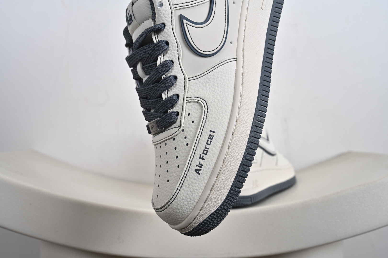 NIke Air Force 1 '07 Low “NIKE——米深灰兔八哥”空军一号 低帮 运动鞋 休闲鞋 JP8028-014-莆田鞋,莆田鞋货源,高仿鞋,高仿鞋货源,安福档口,莆田高仿鞋,莆田鞋批发,高仿鞋批发,莆田高仿运动鞋,高仿运动鞋,莆田运动鞋 NIke Air Force 1 '07 Low “NIKE——米深灰兔八哥”空军一号 低帮 运动鞋 休闲鞋 JP8028-014