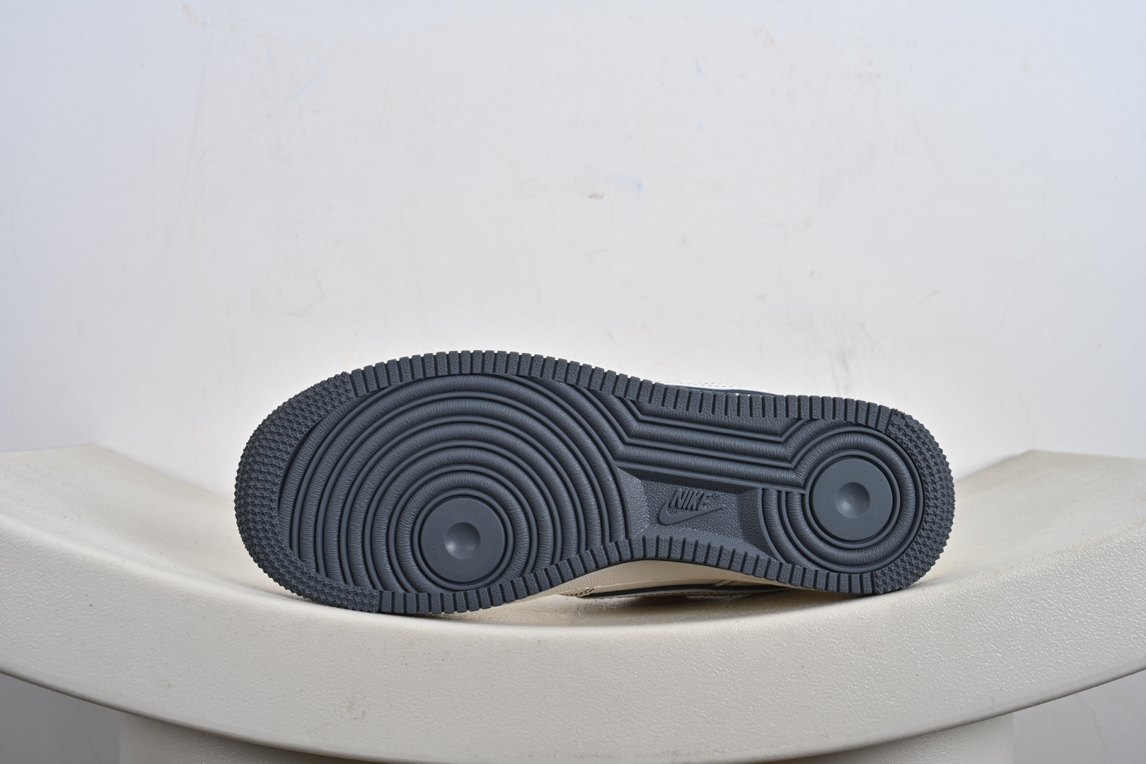 NIke Air Force 1 '07 Low “NIKE——米深灰兔八哥”空军一号 低帮 运动鞋 休闲鞋 JP8028-014-莆田鞋,莆田鞋货源,高仿鞋,高仿鞋货源,安福档口,莆田高仿鞋,莆田鞋批发,高仿鞋批发,莆田高仿运动鞋,高仿运动鞋,莆田运动鞋 NIke Air Force 1 '07 Low “NIKE——米深灰兔八哥”空军一号 低帮 运动鞋 休闲鞋 JP8028-014