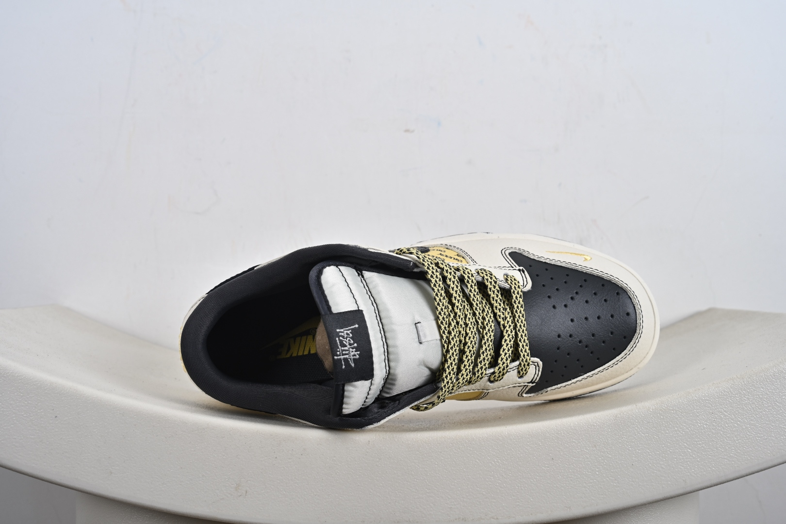 高端定制Nike SB Dunk Low “斯图西联名------米白黄渡鸦” 高端定制 低帮休闲板鞋 DD1988-001