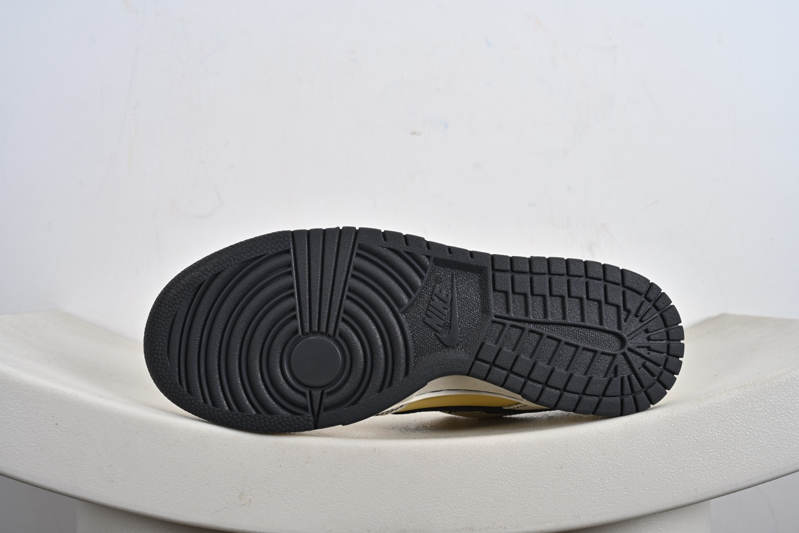 高端定制Nike SB Dunk Low “斯图西联名------米白黄渡鸦” 高端定制 低帮休闲板鞋 DD1988-001