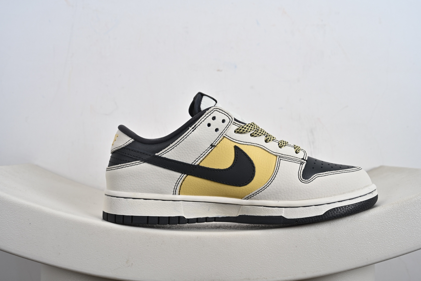 高端定制Nike SB Dunk Low “斯图西联名------米白黄渡鸦” 高端定制 低帮休闲板鞋 DD1988-001
