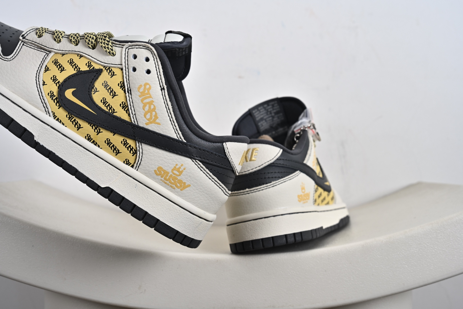 高端定制Nike SB Dunk Low “斯图西联名------米白黄渡鸦” 高端定制 低帮休闲板鞋 DD1988-001