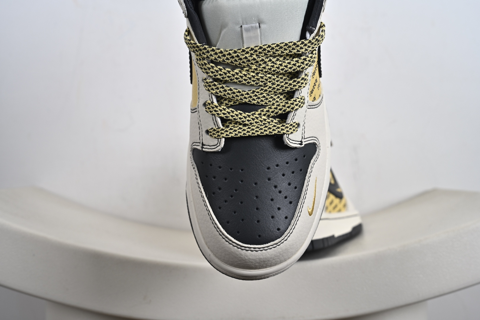 高端定制Nike SB Dunk Low “斯图西联名------米白黄渡鸦” 高端定制 低帮休闲板鞋 DD1988-001