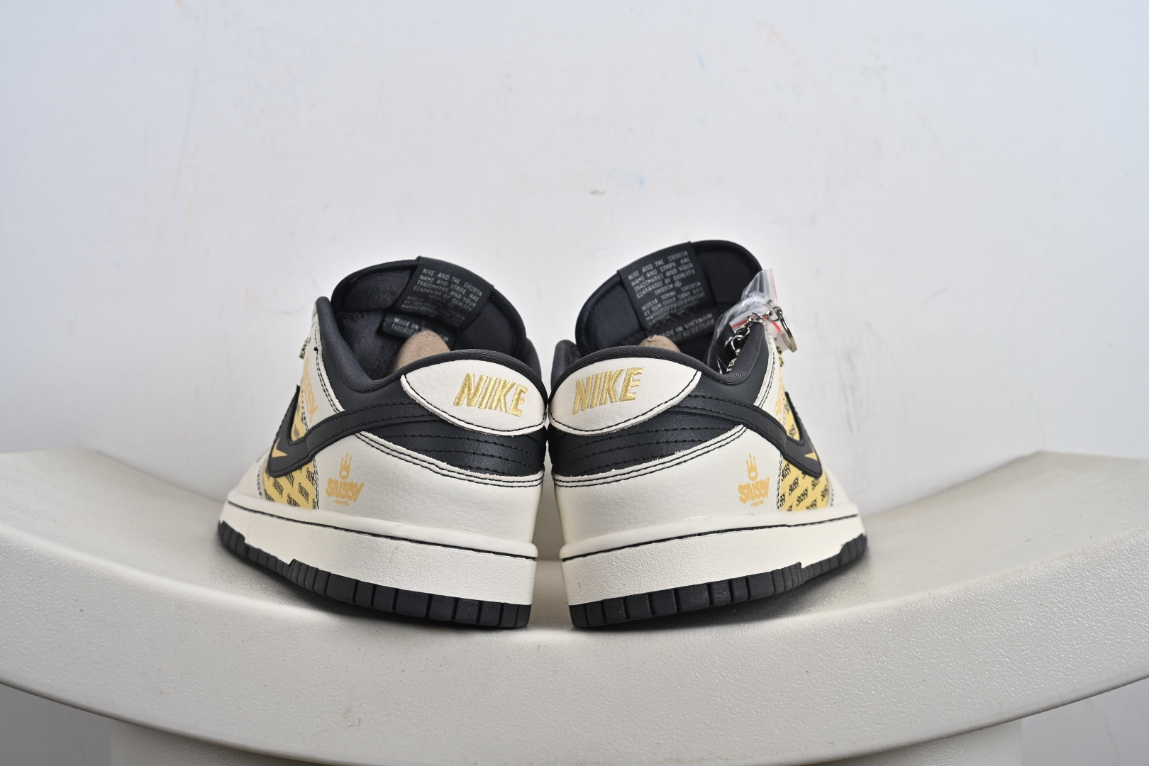 高端定制Nike SB Dunk Low “斯图西联名------米白黄渡鸦” 高端定制 低帮休闲板鞋 DD1988-001