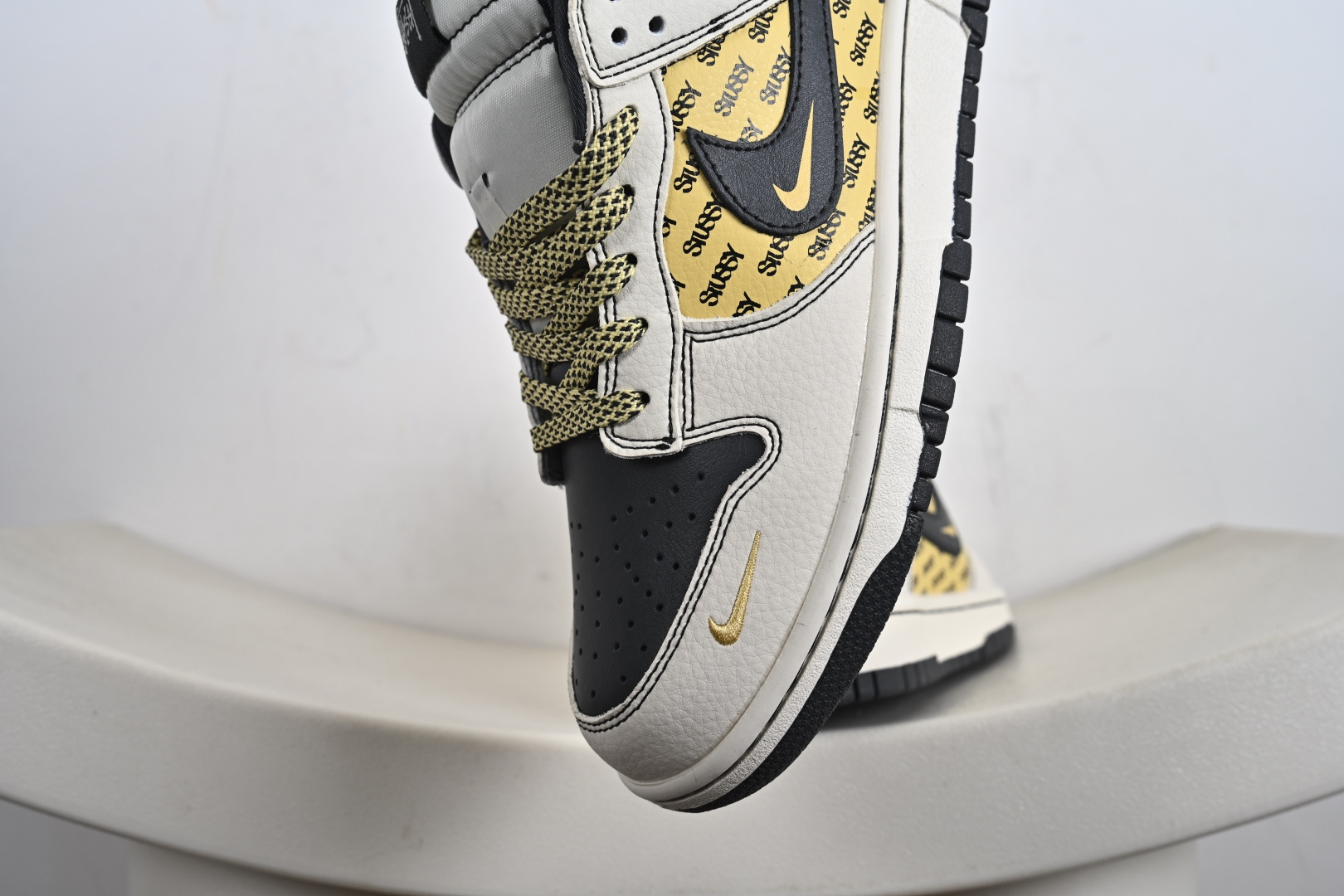 高端定制Nike SB Dunk Low “斯图西联名------米白黄渡鸦” 高端定制 低帮休闲板鞋 DD1988-001