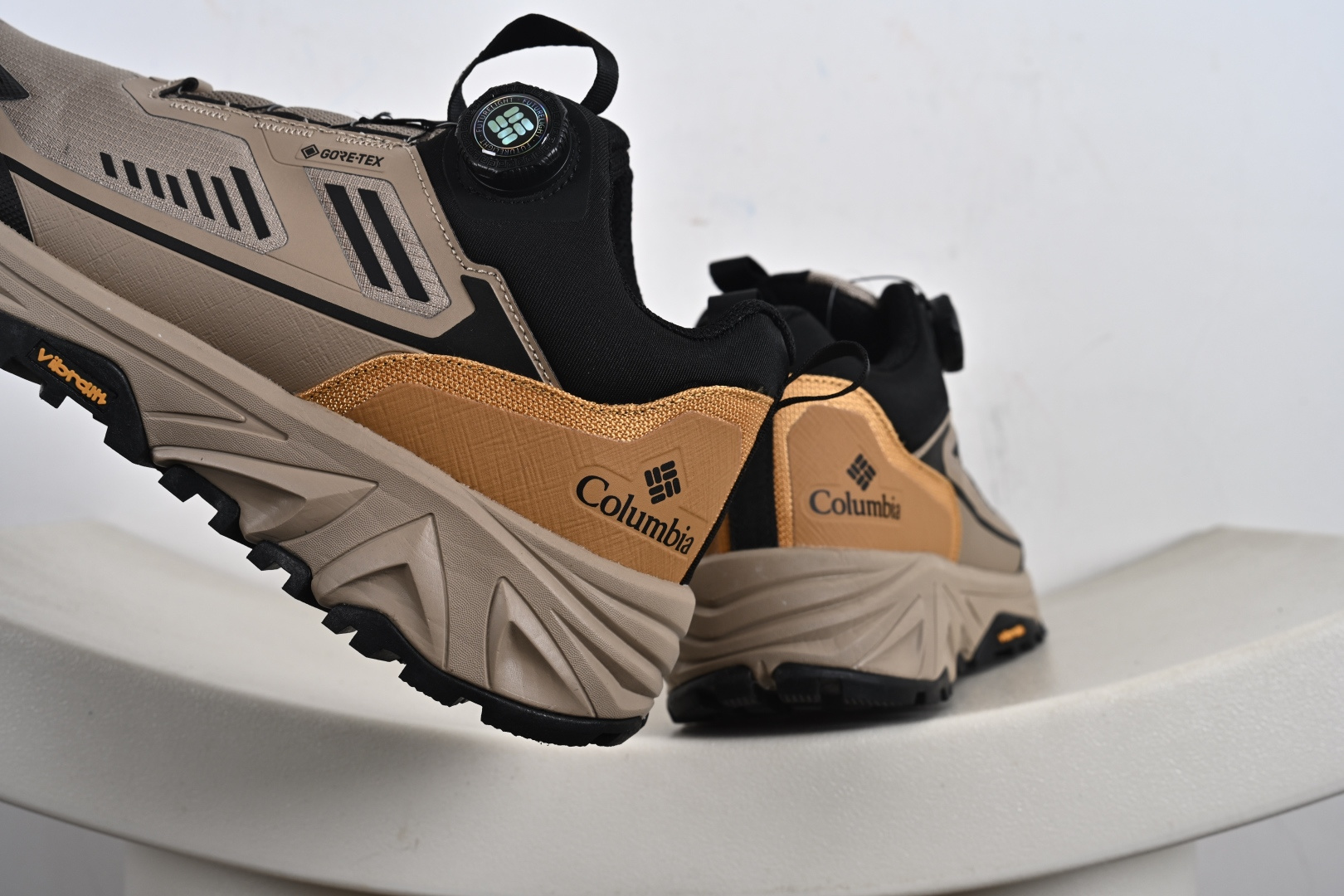 新货Columbia哥伦比亚男士徒步越野机能运动跑鞋