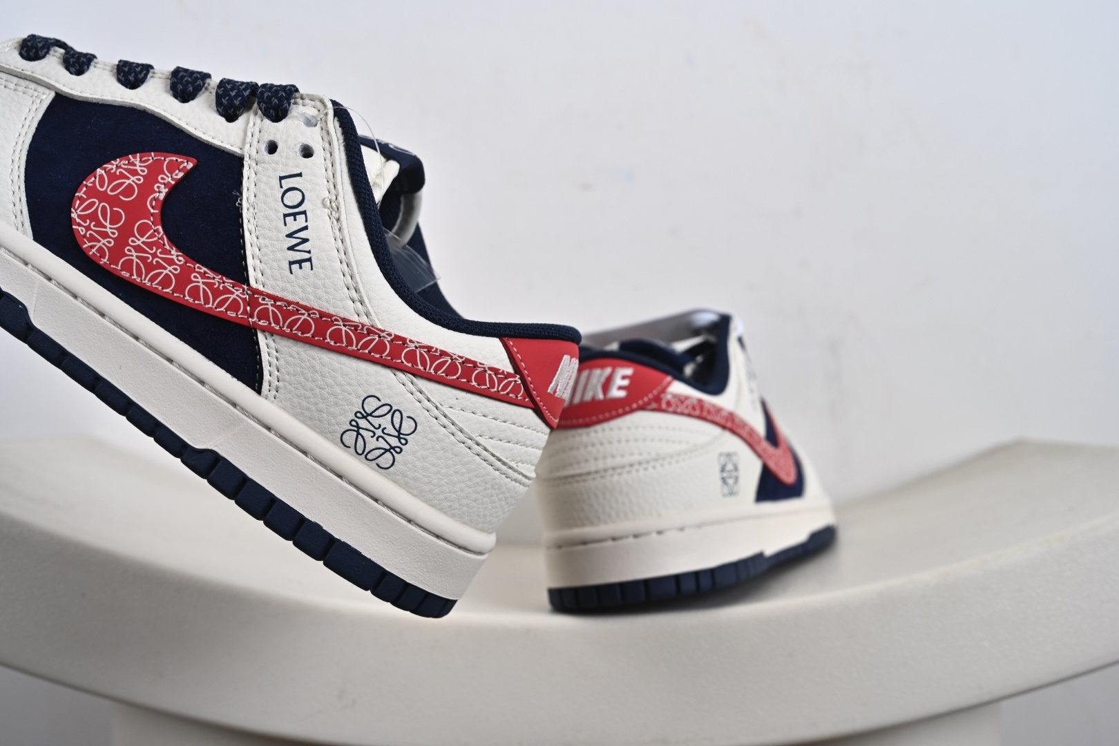 高端定制Nike SB Dunk Low “罗意威联名——灰白红蓝 高端定制 低帮休闲板鞋 HS2506-226-莆田鞋,莆田鞋货源,高仿鞋,高仿鞋货源,安福档口,莆田高仿鞋,莆田鞋批发,高仿鞋批发,莆田高仿运动鞋,高仿运动鞋,莆田运动鞋 高端定制Nike SB Dunk Low “罗意威联名——灰白红蓝 高端定制 低帮休闲板鞋 HS2506-226