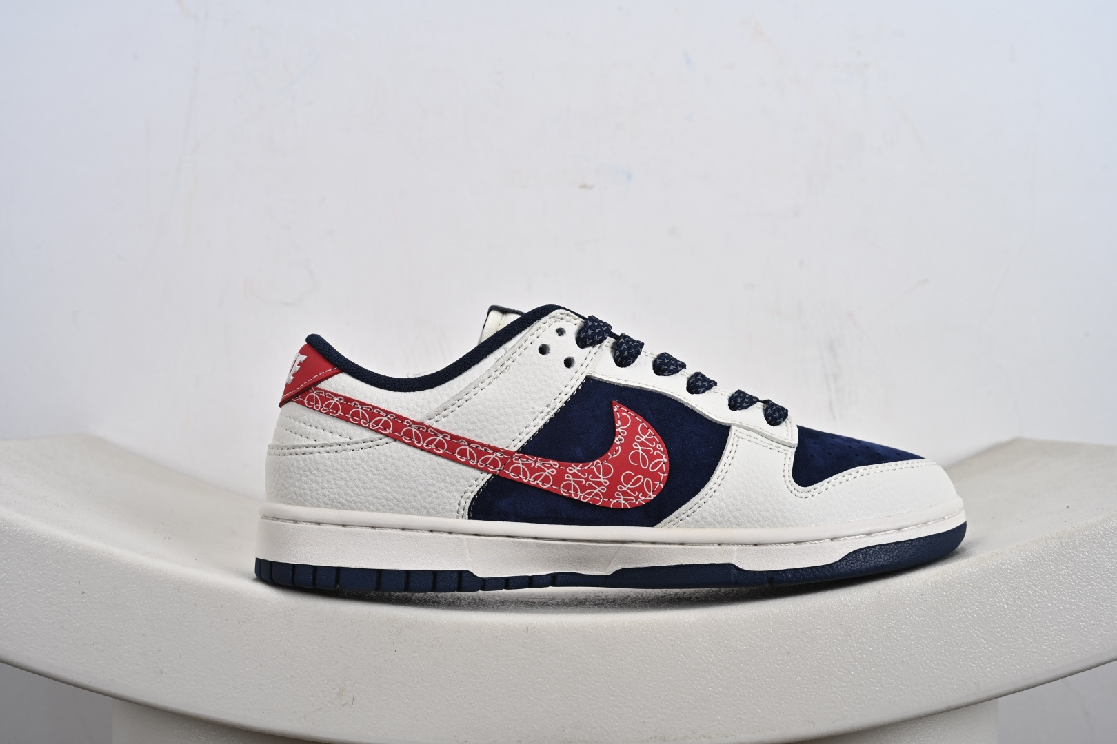 高端定制Nike SB Dunk Low “罗意威联名——灰白红蓝 高端定制 低帮休闲板鞋 HS2506-226-莆田鞋,莆田鞋货源,高仿鞋,高仿鞋货源,安福档口,莆田高仿鞋,莆田鞋批发,高仿鞋批发,莆田高仿运动鞋,高仿运动鞋,莆田运动鞋 高端定制Nike SB Dunk Low “罗意威联名——灰白红蓝 高端定制 低帮休闲板鞋 HS2506-226