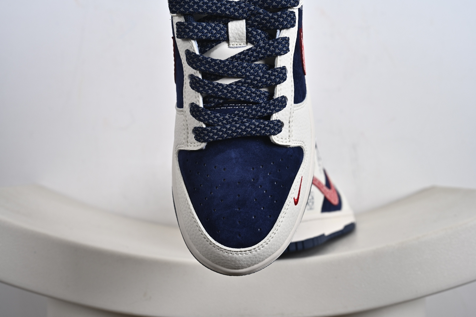 高端定制Nike SB Dunk Low “罗意威联名——灰白红蓝 高端定制 低帮休闲板鞋 HS2506-226-莆田鞋,莆田鞋货源,高仿鞋,高仿鞋货源,安福档口,莆田高仿鞋,莆田鞋批发,高仿鞋批发,莆田高仿运动鞋,高仿运动鞋,莆田运动鞋 高端定制Nike SB Dunk Low “罗意威联名——灰白红蓝 高端定制 低帮休闲板鞋 HS2506-226