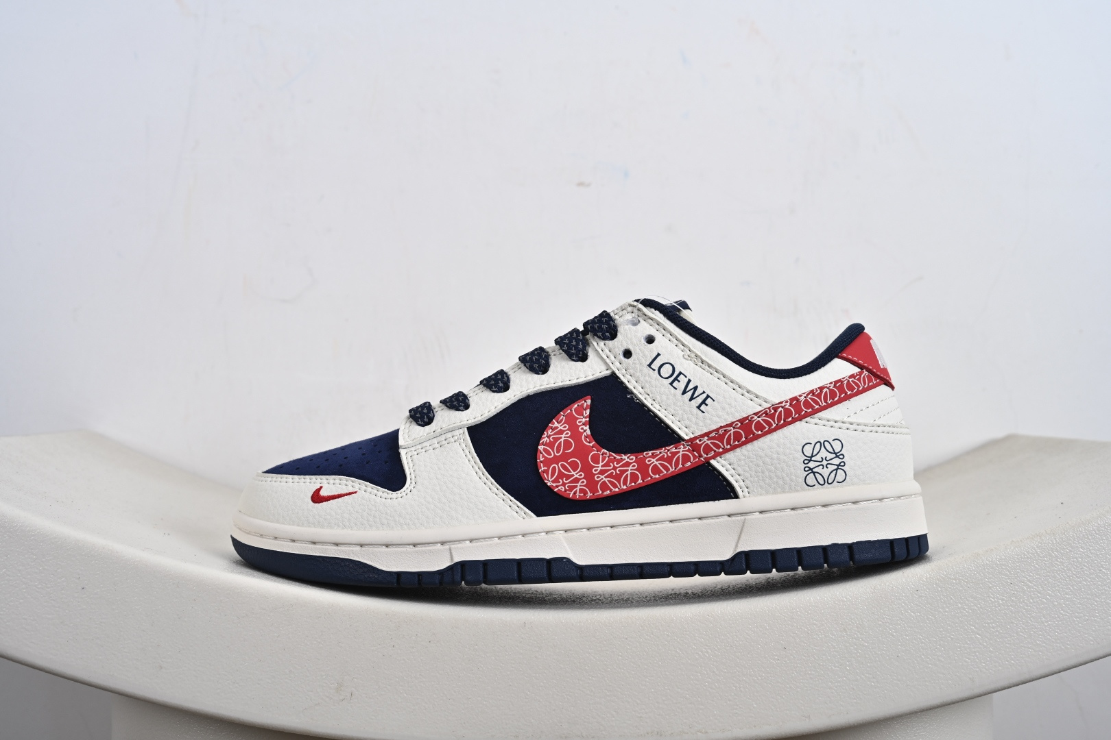 高端定制Nike SB Dunk Low “罗意威联名——灰白红蓝 高端定制 低帮休闲板鞋 HS2506-226-莆田鞋,莆田鞋货源,高仿鞋,高仿鞋货源,安福档口,莆田高仿鞋,莆田鞋批发,高仿鞋批发,莆田高仿运动鞋,高仿运动鞋,莆田运动鞋 高端定制Nike SB Dunk Low “罗意威联名——灰白红蓝 高端定制 低帮休闲板鞋 HS2506-226